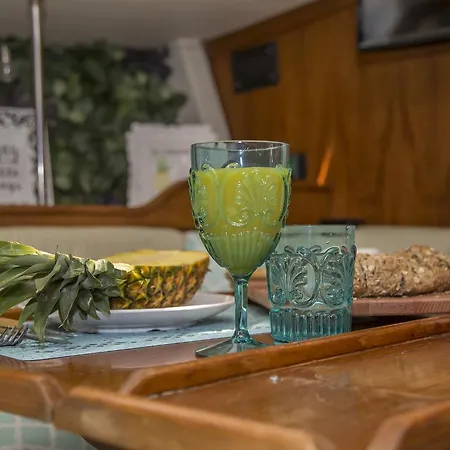 Sailboat Exclusive Experience 船屋
