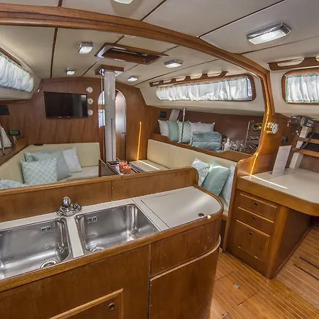Sailboat Exclusive Experience 船屋