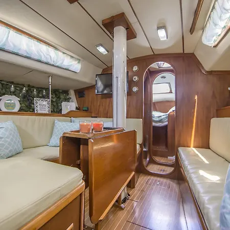 Sailboat Exclusive Experience Πλωτό κατάλυμα *