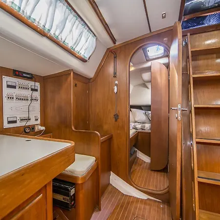 Ботель Sailboat Exclusive Experience