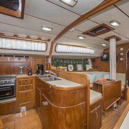 Ботель Sailboat Exclusive Experience *