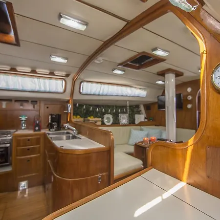 Sailboat Exclusive Experience Лиссабон