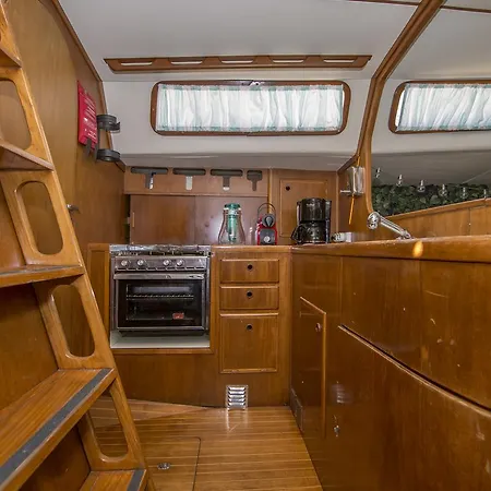 Ботель Sailboat Exclusive Experience